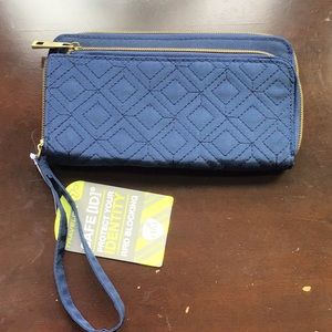 Quilted travelon wristlet wallet